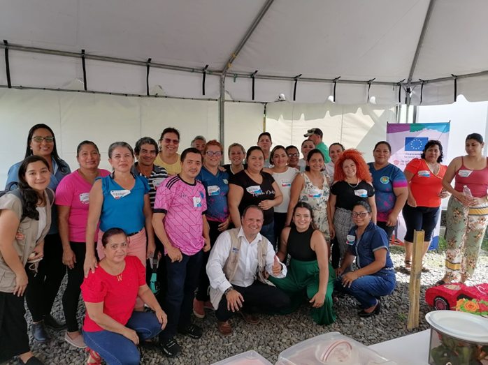 Un grupo de mujeres recibe capacitación sobre siembra de arboles frutales