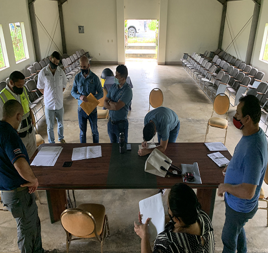 Reunión en El Silencio con la Asociación de Desarrollo Integral y la empresa constructora del muro