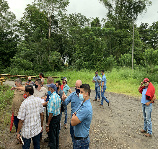 Visita al cause del río Buena Vista, cerca del puente