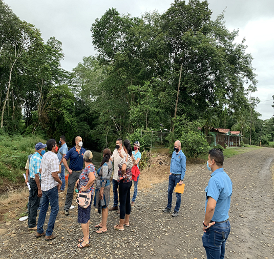 Visita al sitio donde se necesita proteger el cause del río que se está desprendiendo