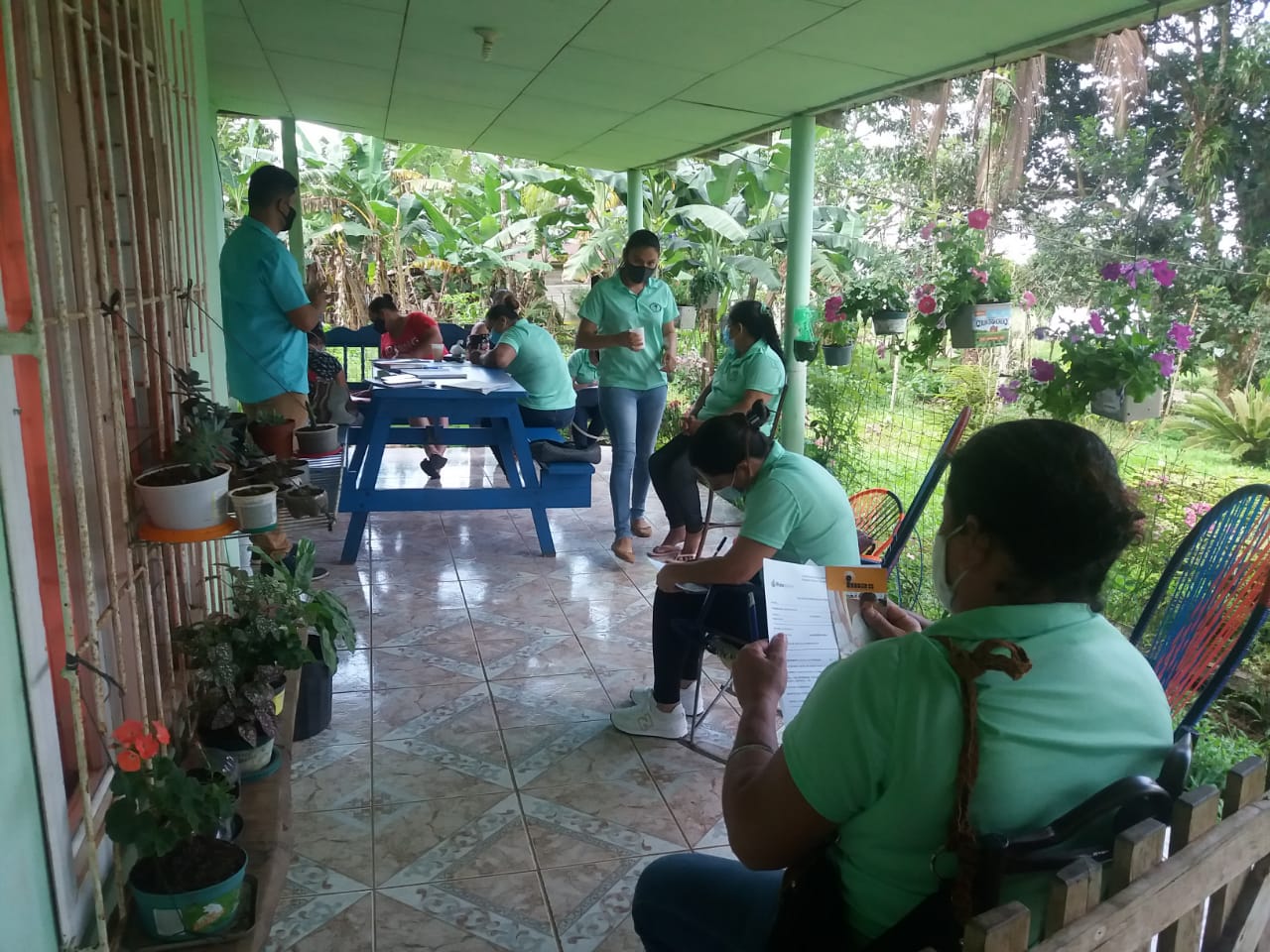 Un grupo de mujeres recibe capacitación sobre siembra de arboles frutales