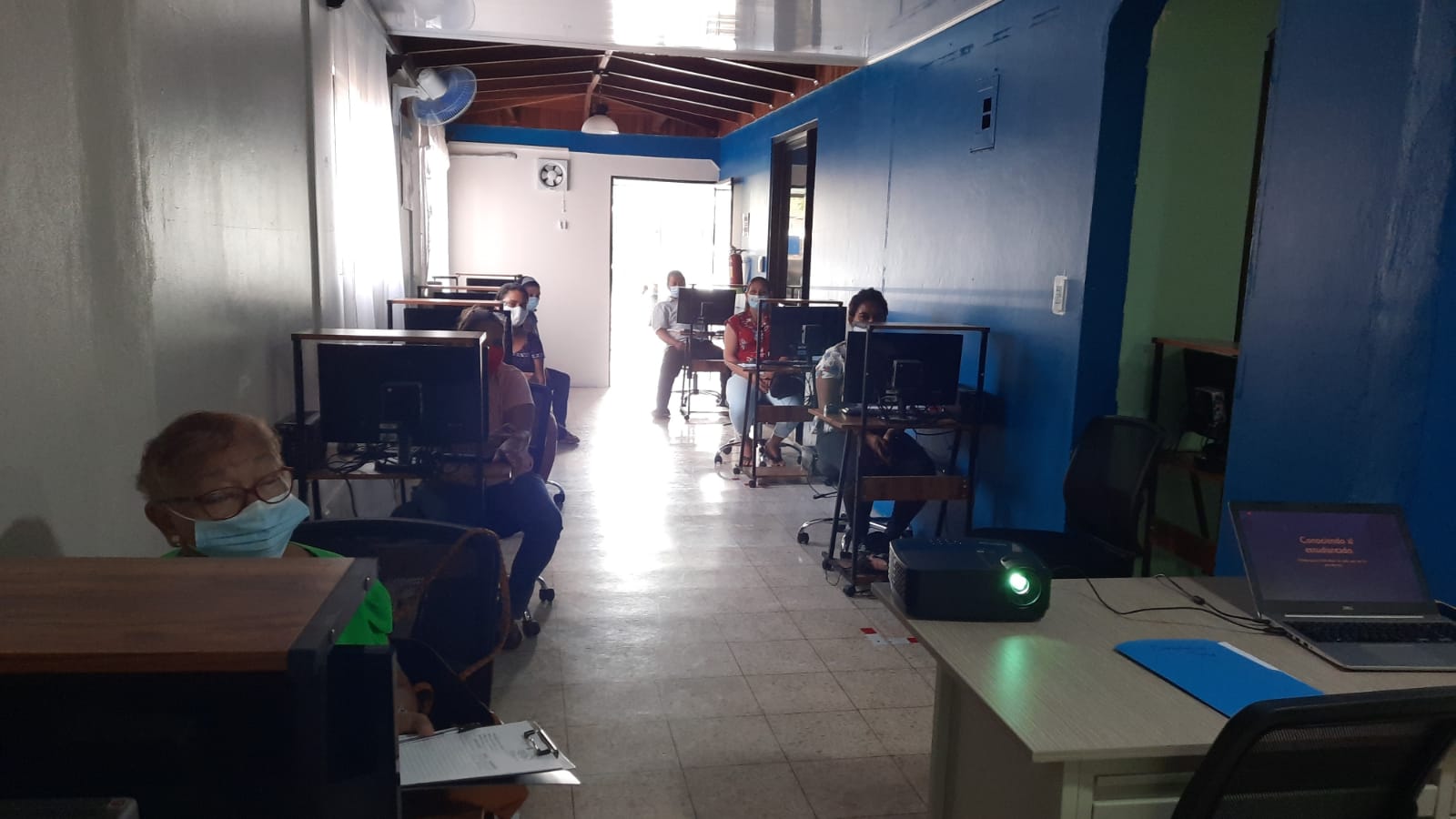 Un grupo de mujeres recibe capacitación sobre siembra de arboles frutales